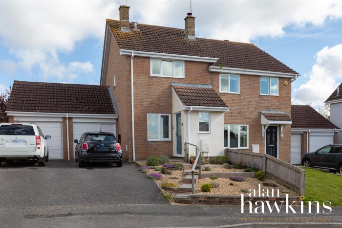 View Full Details for Middle Ground, Royal Wootton Bassett SN4 8 - EAID:11742, BID:1