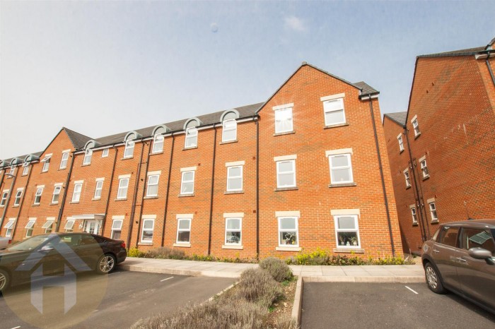 View Full Details for Cloatley Crescent, Royal Wootton Bassett, Swindon - EAID:11742, BID:1