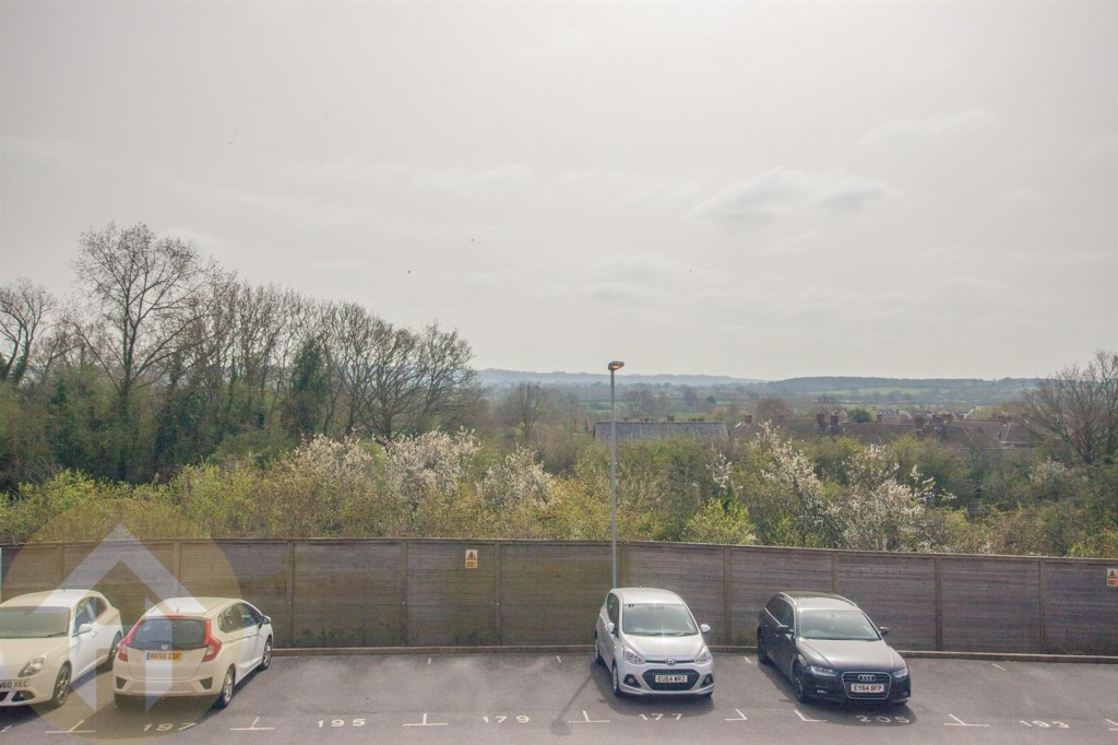 Images for Cloatley Crescent, Royal Wootton Bassett, Swindon EAID:11742 BID:1