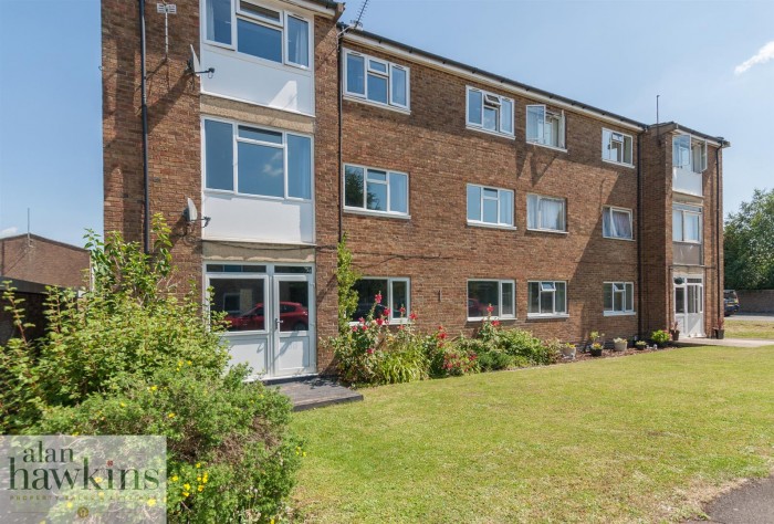 View Full Details for The Lawns, Royal Wootton Bassett SN4 7 - EAID:11742, BID:1