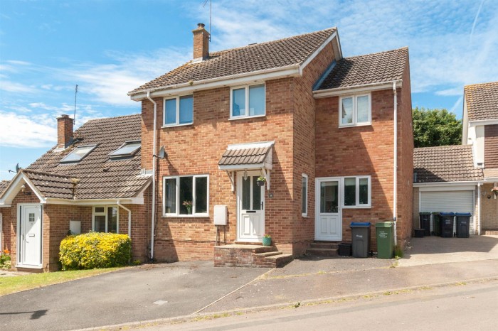 View Full Details for Middle Ground, Royal Wootton Bassett - EAID:11742, BID:1