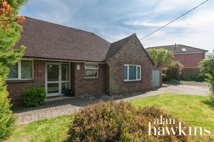 View Full Details for Longleaze, Royal Wootton Bassett SN4 8 - EAID:11742, BID:1