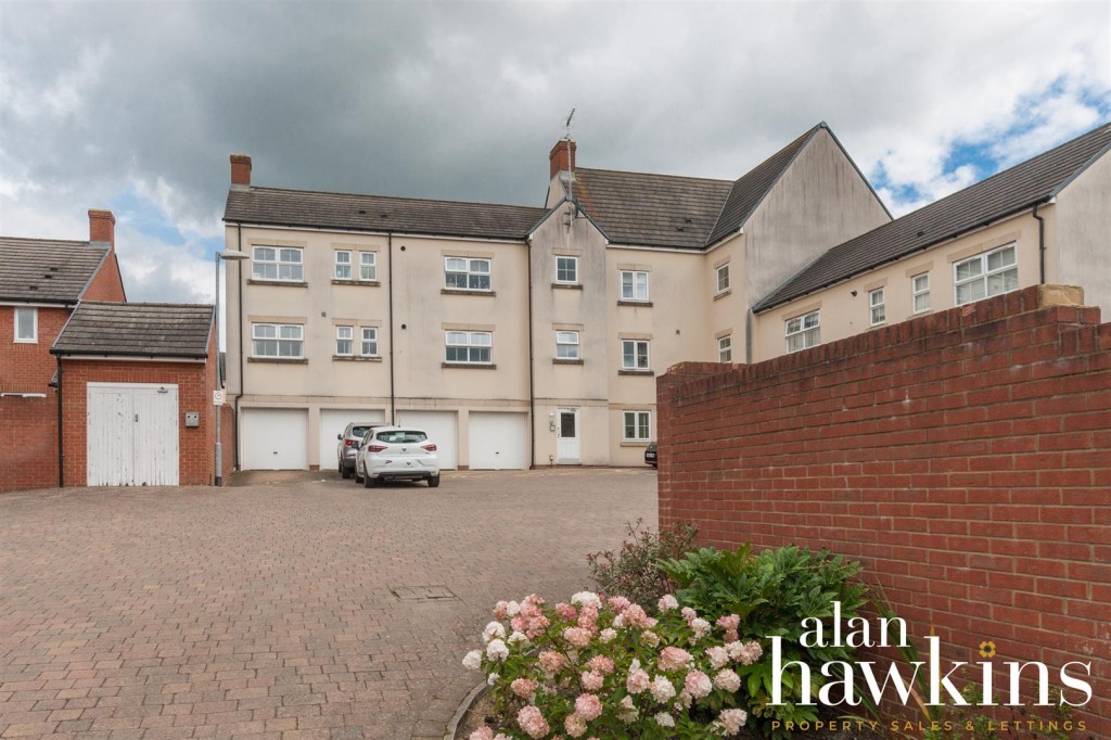 Images for Cloatley Crescent, Royal Wootton Bassett Sn4 7 EAID:11742 BID:1