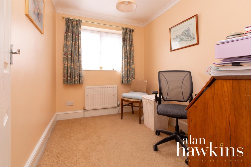 Images for Middle Ground, Royal Wootton Bassett EAID:11742 BID:1