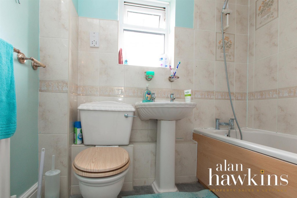 Images for Middle Ground, Royal Wootton Bassett EAID:11742 BID:1
