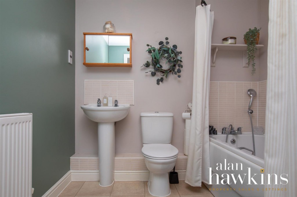 Images for Hart Close, Royal Wootton Bassett SN4 7 EAID:11742 BID:1