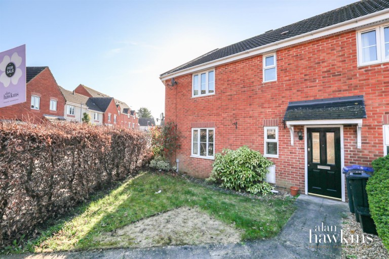 Sprats Barn Crescent, Royal Wootton Bassett SN4