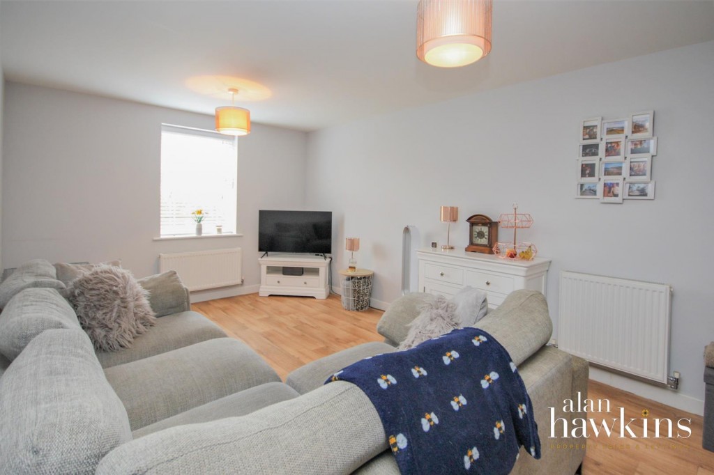 Images for Cloatley Crescent, Royal Wootton Bassett SN4 7 EAID:11742 BID:1