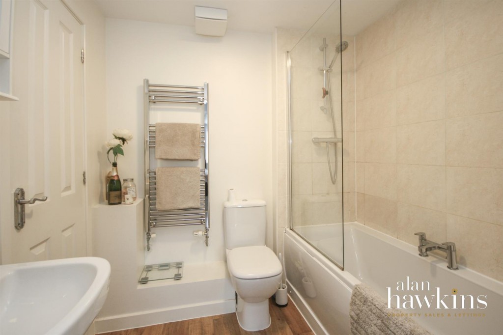 Images for Cloatley Crescent, Royal Wootton Bassett SN4 7 EAID:11742 BID:1
