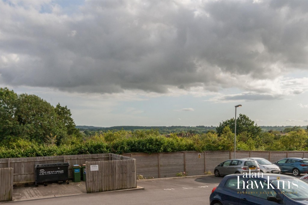 Images for Cloatley Crescent, Royal Wootton Bassett SN4 7 EAID:11742 BID:1