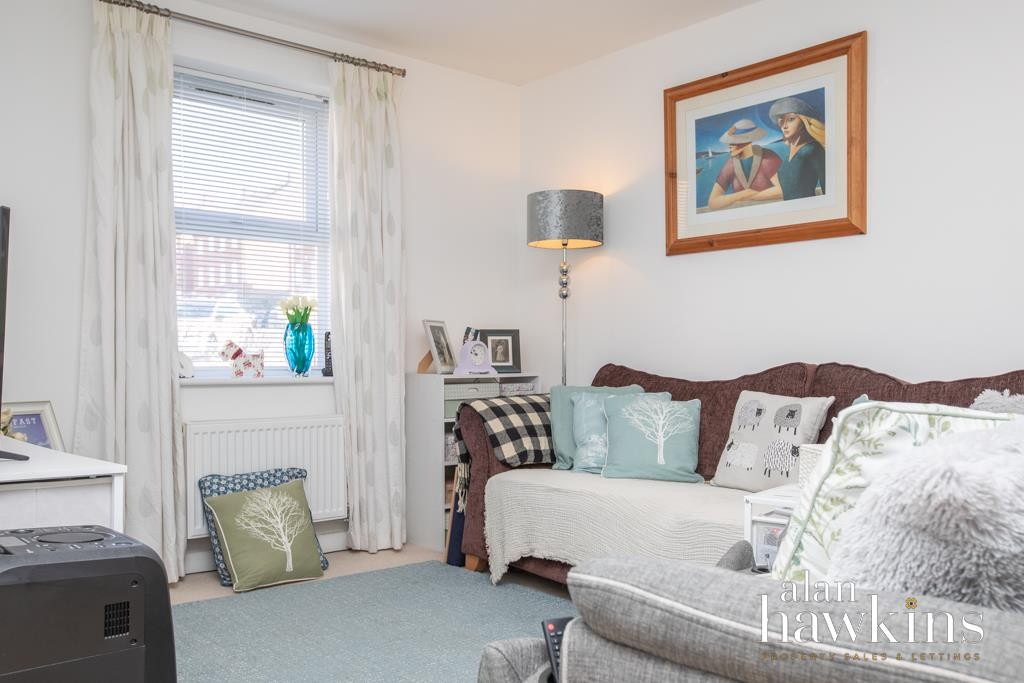 Images for Cloatley Crescent, Royal Wootton Bassett SN4 7 EAID:11742 BID:1