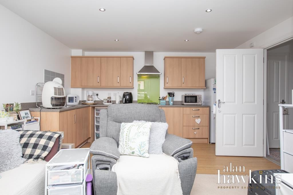 Images for Cloatley Crescent, Royal Wootton Bassett SN4 7 EAID:11742 BID:1