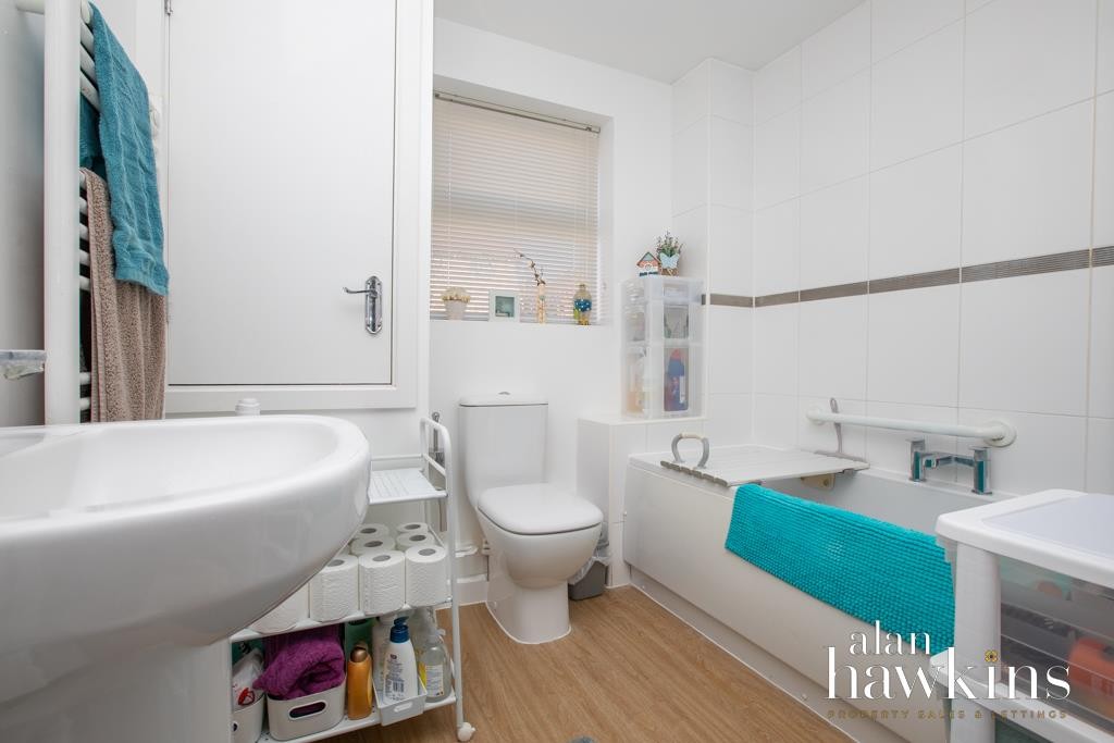 Images for Cloatley Crescent, Royal Wootton Bassett SN4 7 EAID:11742 BID:1