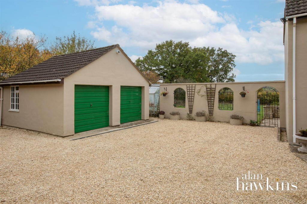 Images for Lyneham EAID:AlanHakinsAPI BID:1