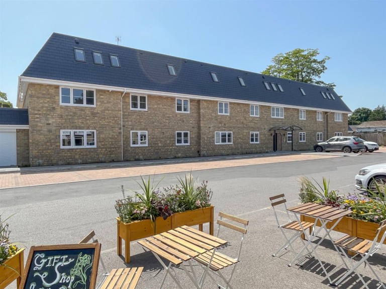 Andrews Court, Lyneham SN15