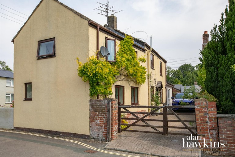 High Street, Royal Wootton Bassett SN4 7