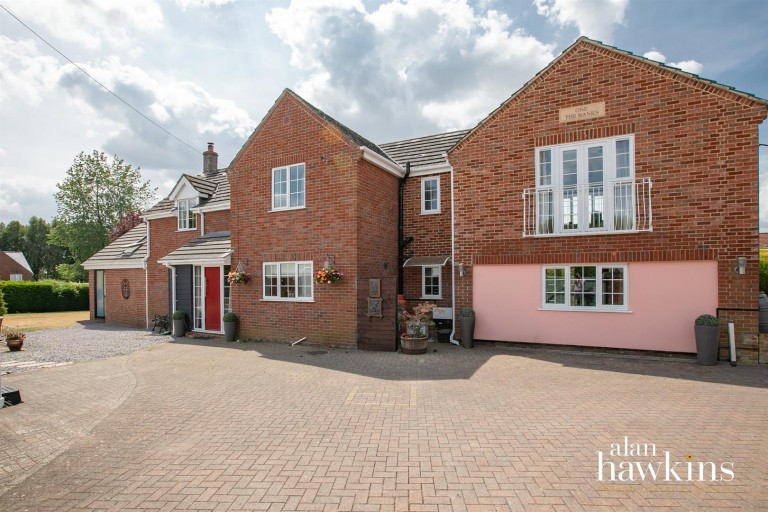 The Banks, Lyneham SN15 4NT